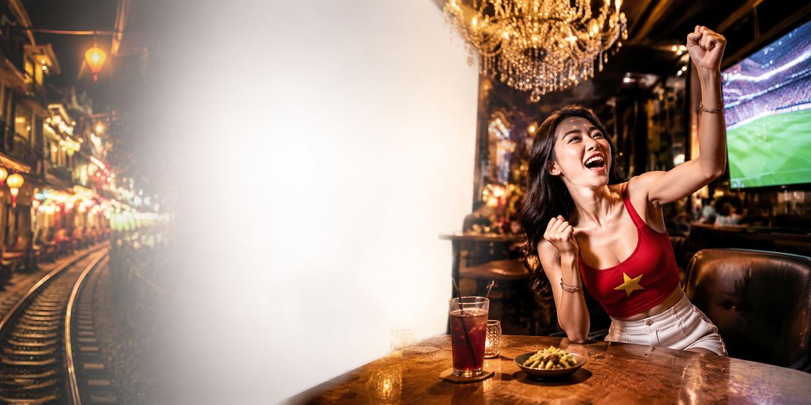 Người dùng xem kết quả cá cược tại quán cà phê phong cách Hà Nội
